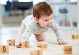 Quando i bambini iniziano a camminare? Le tappe dello sviluppo e come accompagnare i primi passi