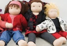 La bambola Waldorf: il gioco che cresce insieme al bambino