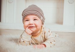 Dentizione del neonato: sintomi, fasi e rimedi naturali per alleviare il dolore dei primi dentini