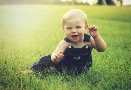 Proteggere l'infanzia: perché rispettare i tempi del bambino è il più grande regalo che possiamo fare
