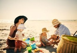Sole e bambini: 5 cose da sapere per proteggere la pelle in estate
