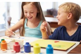 Attività manuali per bambini: perché sono fondamentali per lo sviluppo cognitivo e creativo